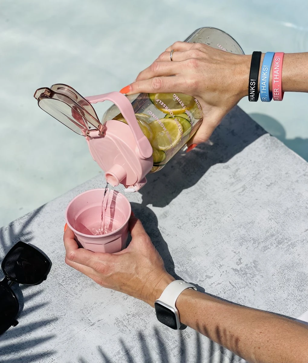 Merkloos 2 Liter Waterfles Groen Transparant - Gratis Armband - Grote Waterfles - Motivatie Fles - Bidon - Twee Liter Waterfles - Sportfles - Waterkan - Gallon - 2 Liter Bottle - Drinkfles - Schenkfles - Groen Transparant - Zwart Armbandje 4 Merkloos 2 Liter Waterfles Groen Transparant - Gratis Armband - Grote Waterfles - Motivatie Fles - Bidon - Twee Liter Waterfles - Sportfles - Waterkan - Gallon - 2 Liter Bottle - Drinkfles - Schenkfles - Groen Transparant - Zwart Armbandje - Afbeelding 4