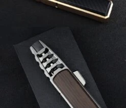 Merkloos Turbo Jetflame Aansteker - Gasbrander - Vuurwerk Torch - Crème Brûlée Brander - BBQ En Sigaren Aansteker - Windproof - Walnoothout Met Grijze Metalen Behuizing -Barbecues Verkoopwinkel 1200x1028 2