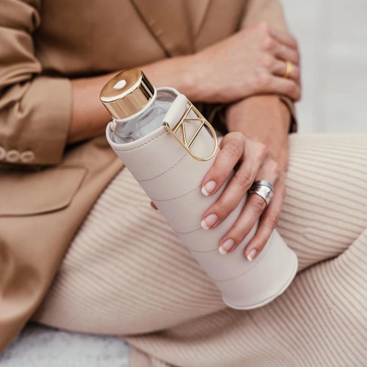 Equa Glazen Waterfles 750 Ml Mismatch Met Hoes - Beige 2 Equa Glazen Waterfles 750 Ml Mismatch Met Hoes - Beige - Afbeelding 2