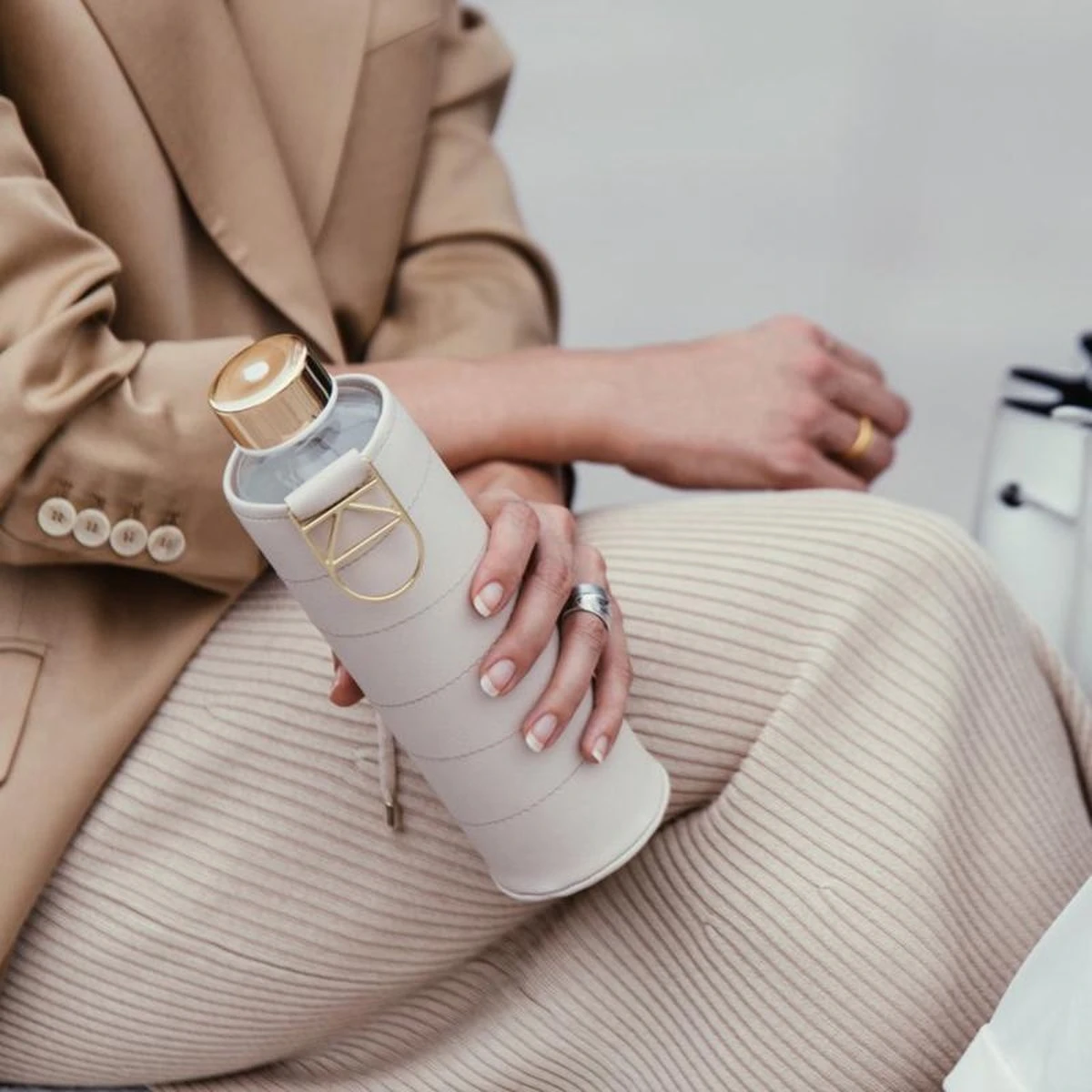 Equa Glazen Waterfles 750 Ml Mismatch Met Hoes - Beige 6 Equa Glazen Waterfles 750 Ml Mismatch Met Hoes - Beige - Afbeelding 6