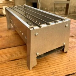 Spiedini Saté-bbq Bali 40 Mini - Kleine, Smalle Houtskoolbarbecue Met Horizontaal Rooster Voor Sate Of Andere Spiesjes - 40 Cm Lang, 11 Cm Breed, 14 Cm Hoog - Ideaal Voor Tuin- Of Open Haard, Of Balkon - Materiaal: Gealuminiseerd Ijzer -Barbecues Verkoopwinkel 1200x1200 220