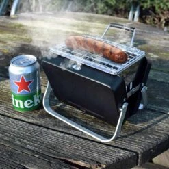Mikamax Draagbare Mini BBQ - Barbecue - 's Werelds Kleinste Barbecue - Past In Je Broekzak - 18 × 6 × 15,5 Cm - 714 Gram - Mat Zwart -Barbecues Verkoopwinkel 1200x1200 235