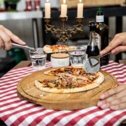 Boska Pizzaplank Friends L - BBQ Accessoires - Eikenhout - Handige Opvanggeul - Ø 34 Cm -Barbecues Verkoopwinkel 1200x1200 697