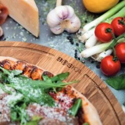 Boska Pizzaplank Friends L - BBQ Accessoires - Eikenhout - Handige Opvanggeul - Ø 34 Cm -Barbecues Verkoopwinkel 1200x1200 698