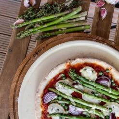 Boska Pizzaplank Friends L - BBQ Accessoires - Eikenhout - Handige Opvanggeul - Ø 34 Cm -Barbecues Verkoopwinkel 1200x1200 700