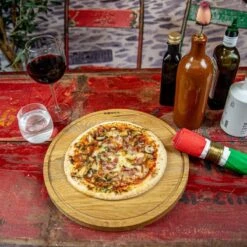 Boska Pizzaplank Friends L - BBQ Accessoires - Eikenhout - Handige Opvanggeul - Ø 34 Cm -Barbecues Verkoopwinkel 1200x1200 702