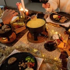 Boska Pizzaplank Friends L - BBQ Accessoires - Eikenhout - Handige Opvanggeul - Ø 34 Cm -Barbecues Verkoopwinkel 1200x1200 703