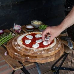 Boska Pizzaplank Friends L - BBQ Accessoires - Eikenhout - Handige Opvanggeul - Ø 34 Cm -Barbecues Verkoopwinkel 1200x1200 706