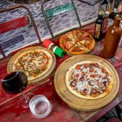 Boska Pizzaplank Friends L - BBQ Accessoires - Eikenhout - Handige Opvanggeul - Ø 34 Cm -Barbecues Verkoopwinkel 1200x1200 707