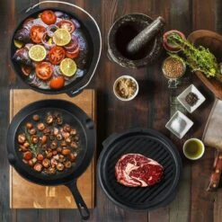 Dutch Mountains Gietijzeren Pannenset 7-delig - Dutch Oven – Braadpan - Grillpan - Hapjespan - Kookset In Houten Transportkist - Deksellifter - Brander -Barbecues Verkoopwinkel 1200x1200 759