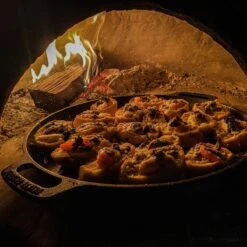 Valhal Outdoor Skillet / Plancha / Koekenpan - Gietijzer - Diameter 35cm, Twee Handvatten, VH35F -Barbecues Verkoopwinkel 1200x1200 779