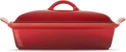 Le Creuset - Ovenschaal Met Deksel - 33 X 22.5 X 8 Cm - Kersenrood -Barbecues Verkoopwinkel 1200x495