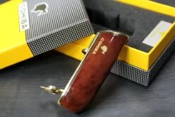 Cohiba® Sigarenaansteker - Sigarenboor - Sigaren - Sigaar - Cohiba Aansteker - Sigarenboor - Sigaren Accessoires - Sigarenknipper - Sigaar Aansteker - Cohiba - Incl. Luxe Geschenkdoos - Rood -Barbecues Verkoopwinkel 1200x800 54