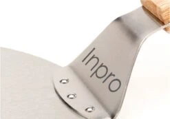 Inpro Pizzaschep RVS - Rond - Voor BBQ En Oven - Pizzaspatel - Taartschep - Houten Handvat - BBQ Gereedschap - Keukengerei - 30 Cm Diameter - Spatel -Barbecues Verkoopwinkel 1200x842 2