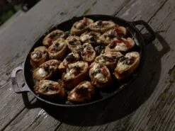 Valhal Outdoor Skillet / Plancha / Koekenpan - Gietijzer - Diameter 35cm, Twee Handvatten, VH35F -Barbecues Verkoopwinkel 1200x900 48