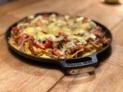 Valhal Outdoor Skillet / Plancha / Koekenpan - Gietijzer - Diameter 35cm, Twee Handvatten, VH35F -Barbecues Verkoopwinkel 1200x900 50