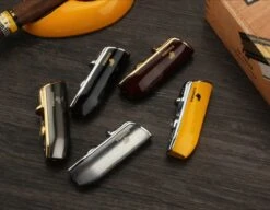 Cohiba® Sigarenaansteker - Sigarenboor - Sigaren - Sigaar - Cohiba Aansteker - Sigarenboor - Sigaren Accessoires - Sigarenknipper - Sigaar Aansteker - Cohiba - Incl. Luxe Geschenkdoos - Zwart -Barbecues Verkoopwinkel 1200x934