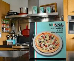 Nonna Pizzasteen Ø30,5 Met RVS Serveerrek - Stenen Pizzaplaat / Ovenplaat (11mm Dik) Voor Oven En Barbecue (BBQ) - Maximaal 600 Graden Celcius -Barbecues Verkoopwinkel 1200x985 2