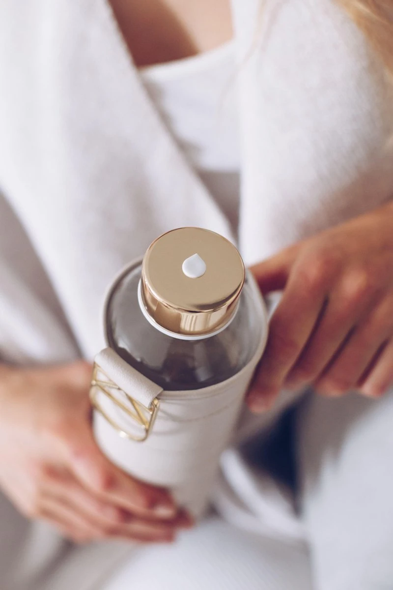 Equa Glazen Waterfles 750 Ml Mismatch Met Hoes - Beige 5 Equa Glazen Waterfles 750 Ml Mismatch Met Hoes - Beige - Afbeelding 5