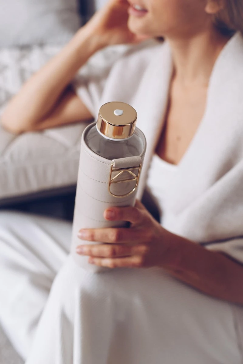 Equa Glazen Waterfles 750 Ml Mismatch Met Hoes - Beige 9 Equa Glazen Waterfles 750 Ml Mismatch Met Hoes - Beige - Afbeelding 9