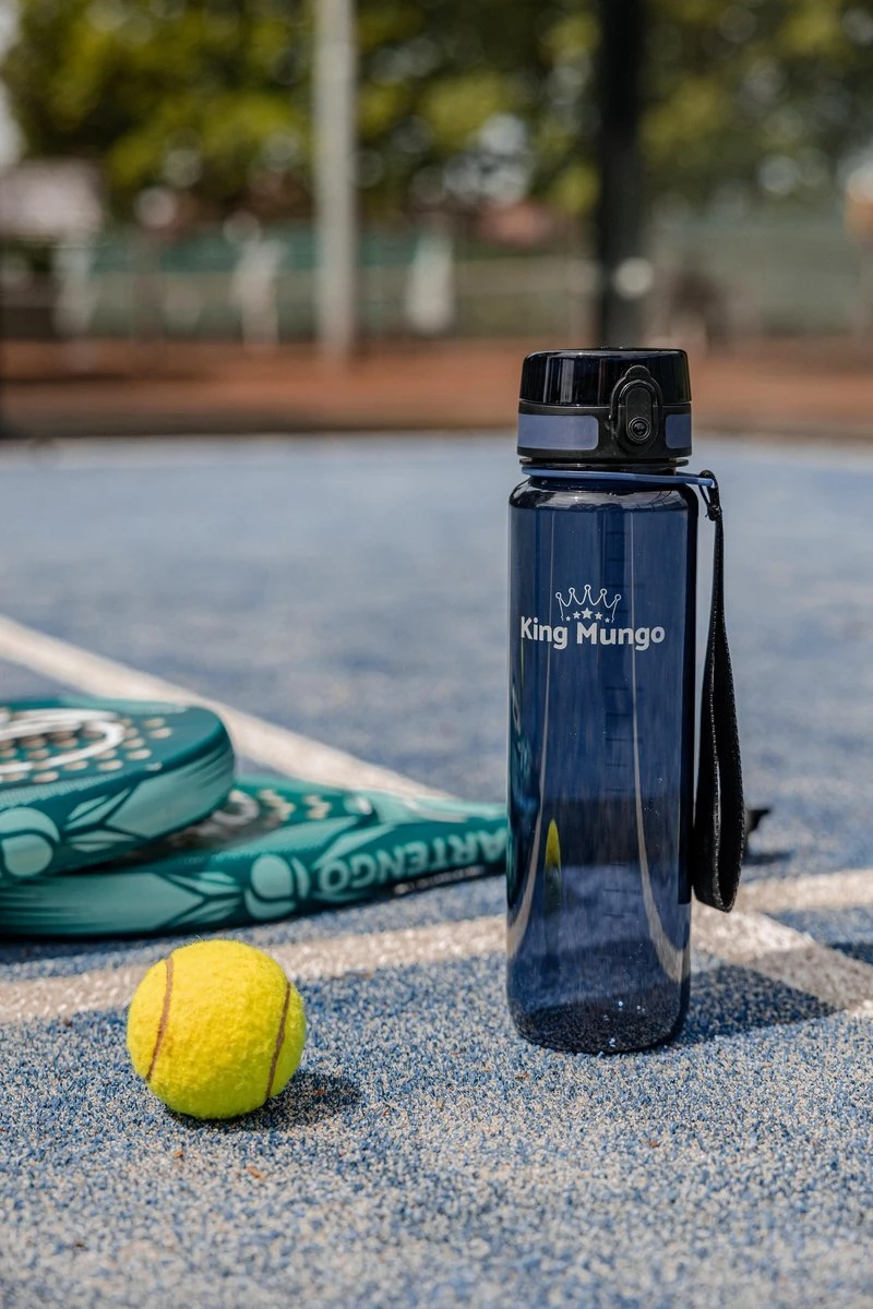 Waterfles 1 Liter Vaatwasserbestendig - Lekvrije 1L Drinkfles - Volwassenen & Kinderen - Sport Bidon Drinkbus - Donkerblauw - King Mungo 6 Waterfles 1 Liter Vaatwasserbestendig - Lekvrije 1L Drinkfles - Volwassenen & Kinderen - Sport Bidon Drinkbus - Donkerblauw - King Mungo - Afbeelding 6