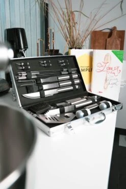 Sens Design BBQ Accesoires - 18 Delig - BBQ Gereedschapset Koffer -Barbecues Verkoopwinkel 801x1200