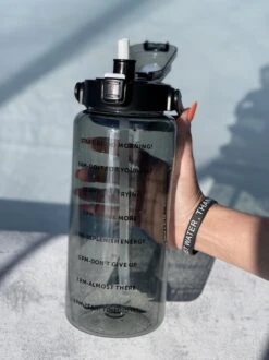 Merkloos Waterfles 2 Liter Zwart Transparant - Gratis Armband - Waterfles Met Rietje - Grote Waterfles - Sportbidon - Twee Liter Waterfles - Sportfles - Sportfles Fitness - Bottle 2 Liter- Drinkfles - Schenkfles - Zwart Transparant - Armbandje - Waterflessen -Barbecues Verkoopwinkel 899x1200 23