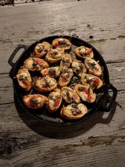 Valhal Outdoor Skillet / Plancha / Koekenpan - Gietijzer - Diameter 35cm, Twee Handvatten, VH35F -Barbecues Verkoopwinkel 900x1200 27