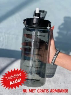 Merkloos Waterfles 2 Liter Zwart Transparant - Gratis Armband - Waterfles Met Rietje - Grote Waterfles - Sportbidon - Twee Liter Waterfles - Sportfles - Sportfles Fitness - Bottle 2 Liter- Drinkfles - Schenkfles - Zwart Transparant - Armbandje - Waterflessen