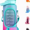 By Bresi - Waterfles 2 Liter MET Sleeve Groen/Paars - Gratis Armband - Waterfles Met Rietje -Drinkfles Met Rietje - Grote Waterfles - Bottle 2 Liter - Sportbidon - Sportfles Fitness - Waterkan - Gallon - Schenkfles - Waterflessen - Drinkbus
